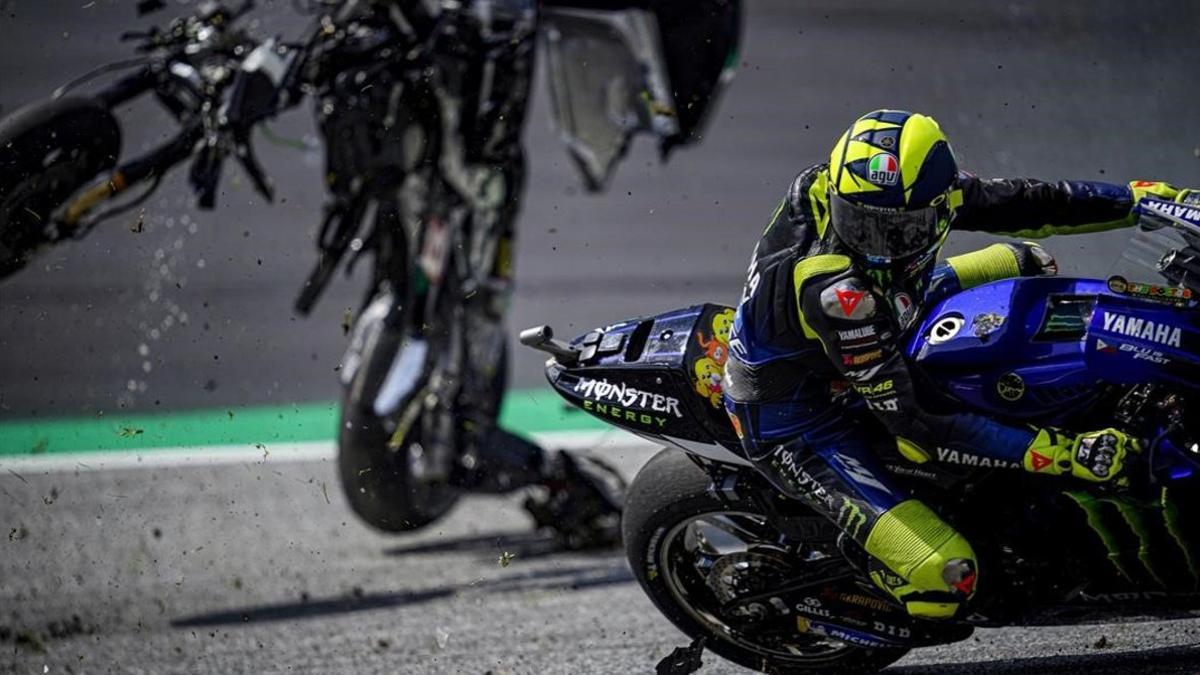 Valentino Rossi esquiva, de casualidad, casi sin saberlo, la moto de Zarco, que cruza la pista sin control.