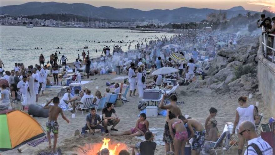 Lagerfeuer, Grills, weiße Kleidung und viele Menschen: der Stadtstrand von Palma in einer Nit de Sant Joan.