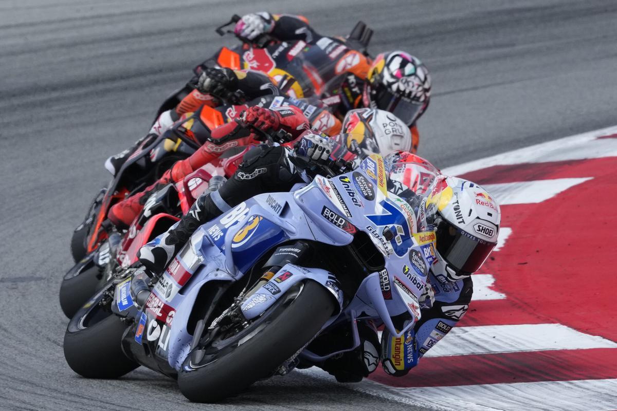 Álex Márquez lidera el grupo durante un GP