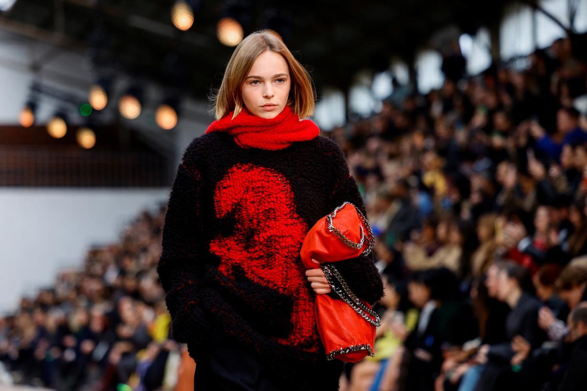 Desfile de la diseñadora Stella McCartney entre caballos, durante la Semana de la Moda de París