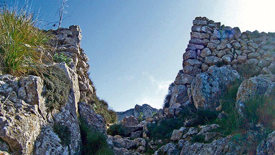 Das Portell de sa Costa, das „Tor zur Küste&quot;, dahinter der Puig des Verger.