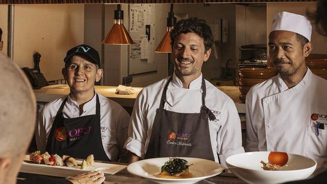 El equipo de cocina de Nobu presenta el Menú Omakase. |  | NOBU