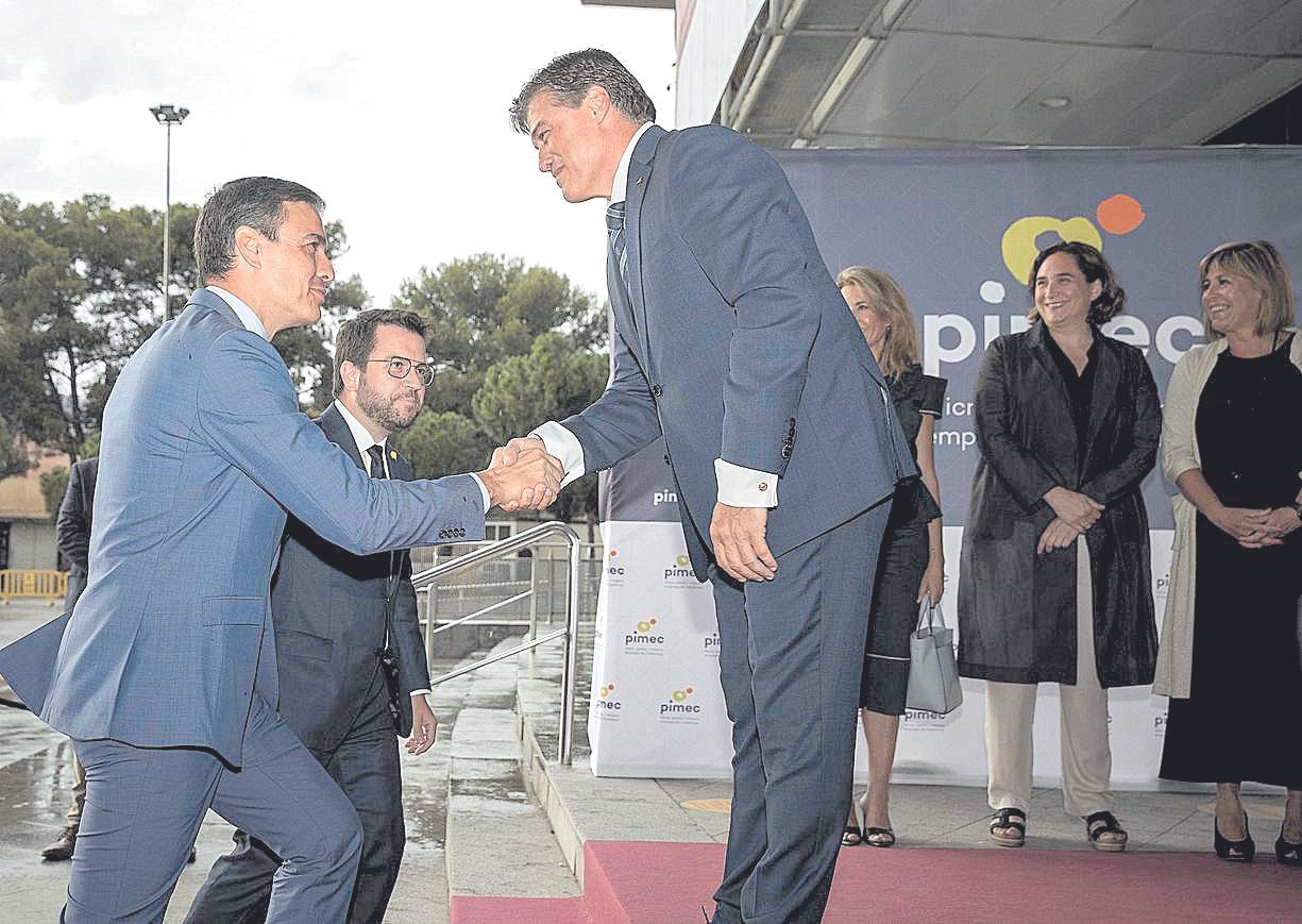 Pedro Sánchez y Pere Aragonés saludan Antoni Cañete, con Ada Colau observando, en los premios Pimec