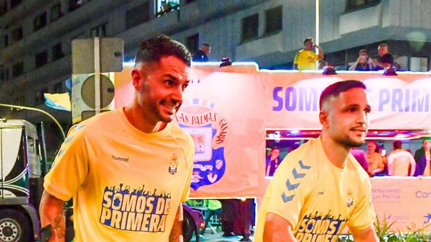 Víctor Machín Pérez Vitolo, junto al delantero Florin Andone, en la Plaza de la Victoria, en la noche del 27 de mayo. | | JUAN CASTRO