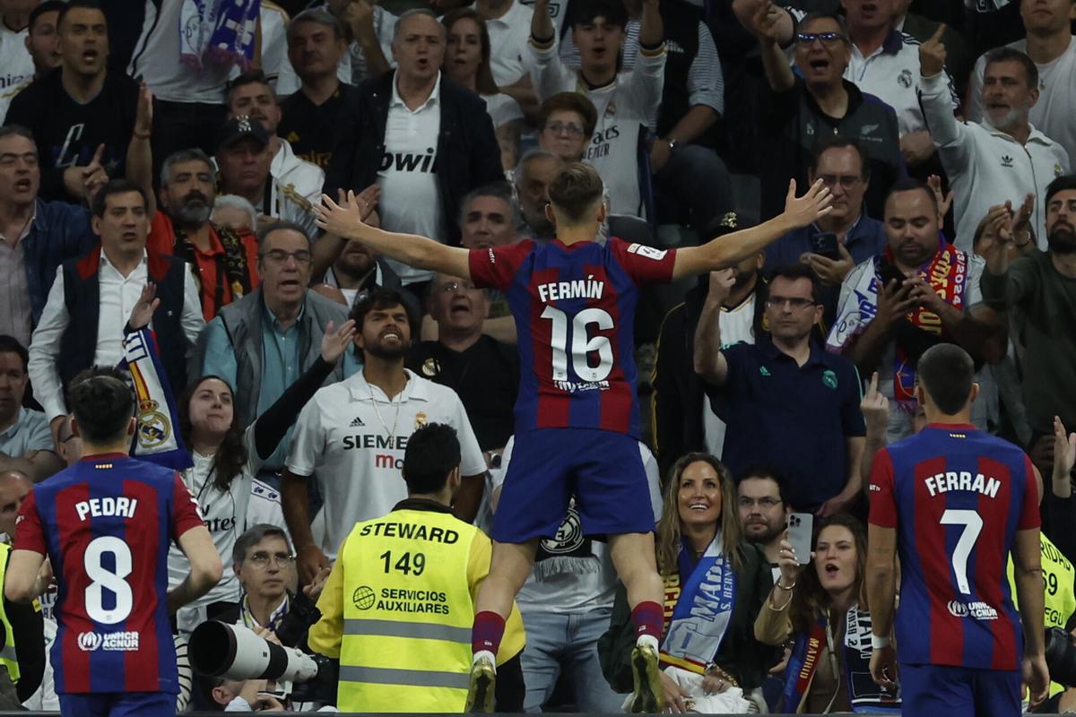 MADRID, 21/04/2024.- El centrocampista del FC Barcelona Fermín López celebra su gol durante el partido de la jornada 32 de LaLiga EA Sports entre Real Madrid y FC Barcelona, disputado este domingo en el estadio Santiago Bernabéu de Madrid. EFE/Juanjo Martín. real madrid . barça. liga españa 2023/2024 real madrid . barça. 32. accion. santiago bernabeu
