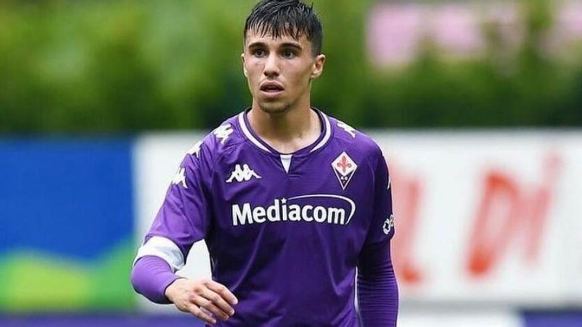Alessandro Bianco en un duelo con la Fiorentina.