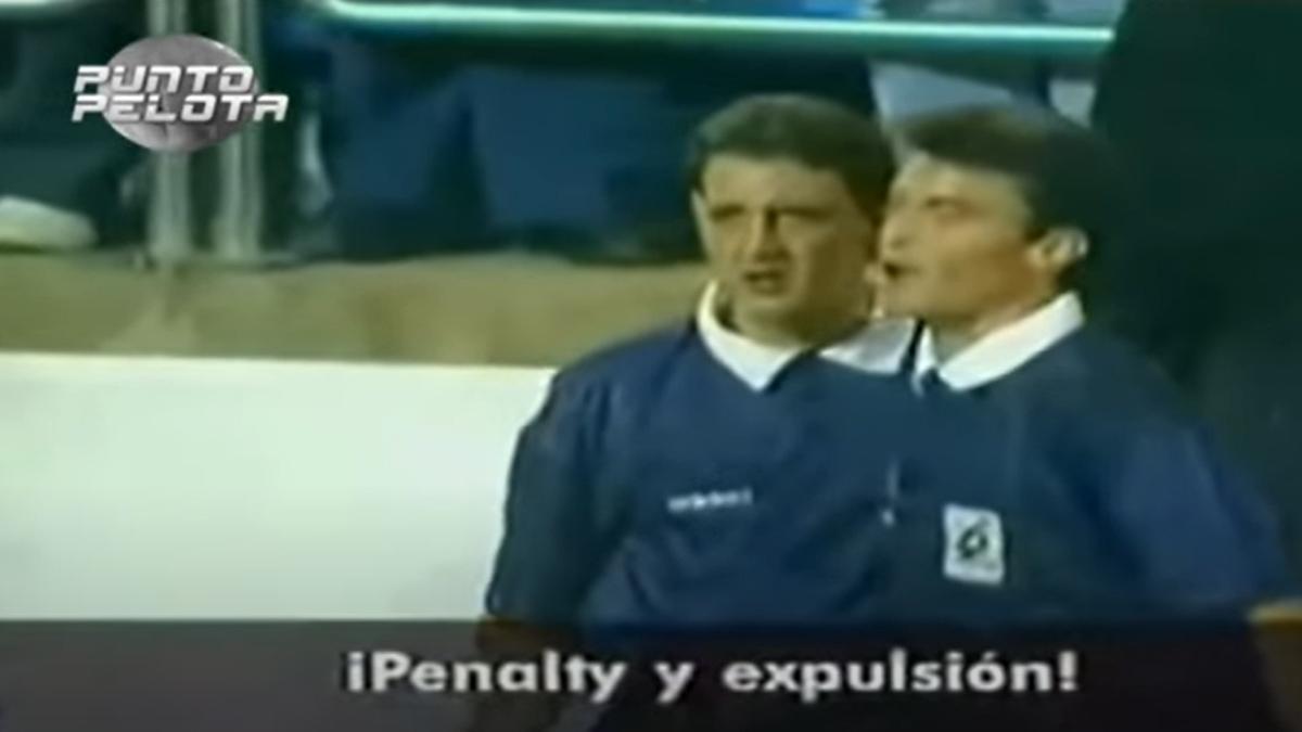 Rafa Guerrero y Mejuto González en un momento de la conversación que mantuvieron durante el Zaragoza-Barça del 29 de septiembre de 1996