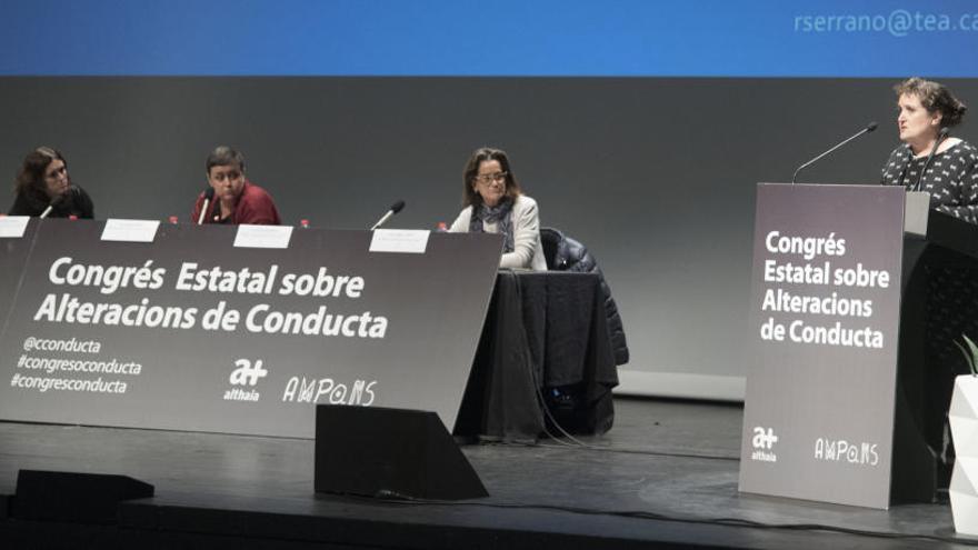 Rosa Serrano, de la Federació Catalana d&#039;Autisme, durant la intervenció al Congrés que s&#039;ha fet a Manresa