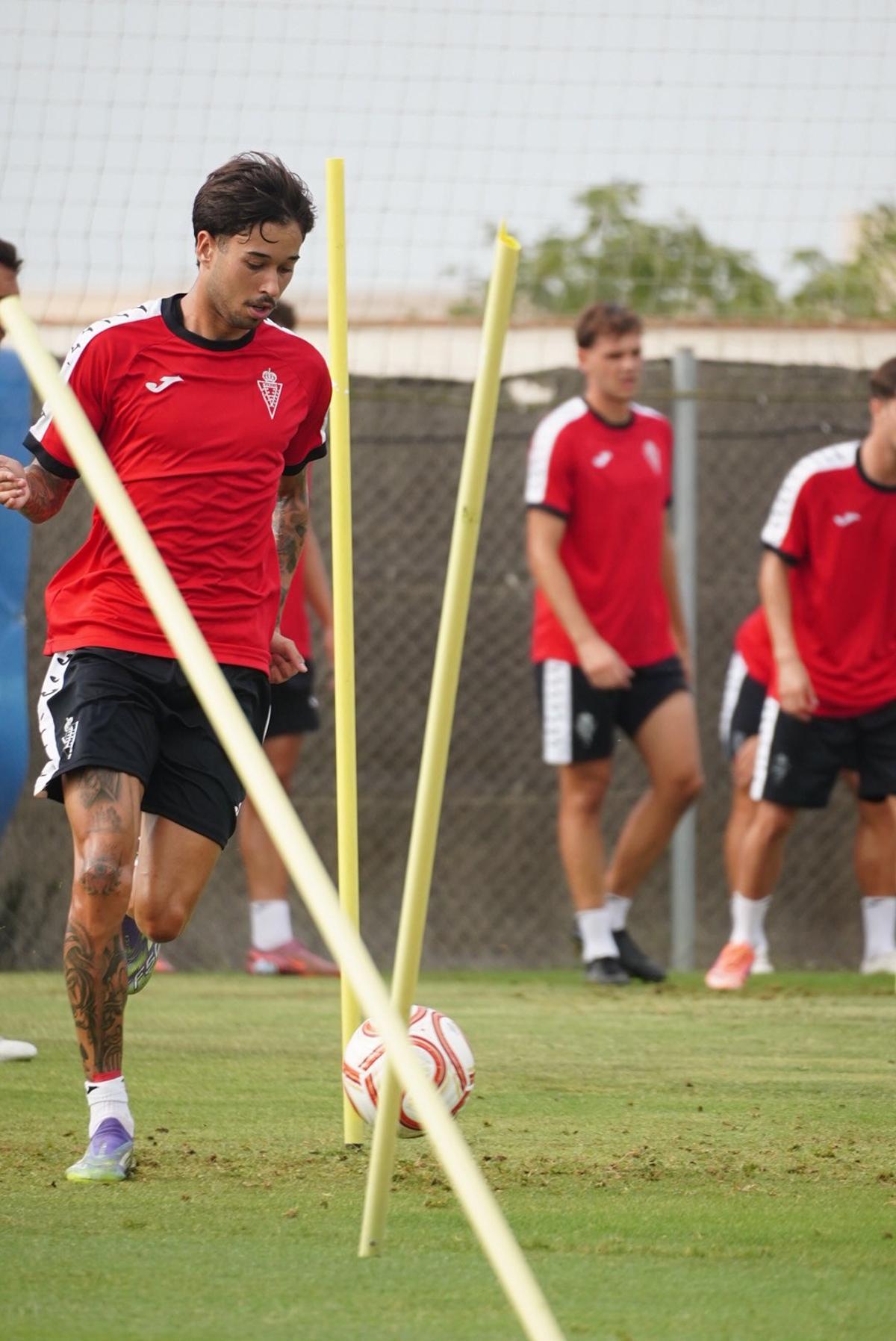 Joao Pedro Palmberg, del Real Murcia, durante una sesión de entrenamiento esta pretemporada.
