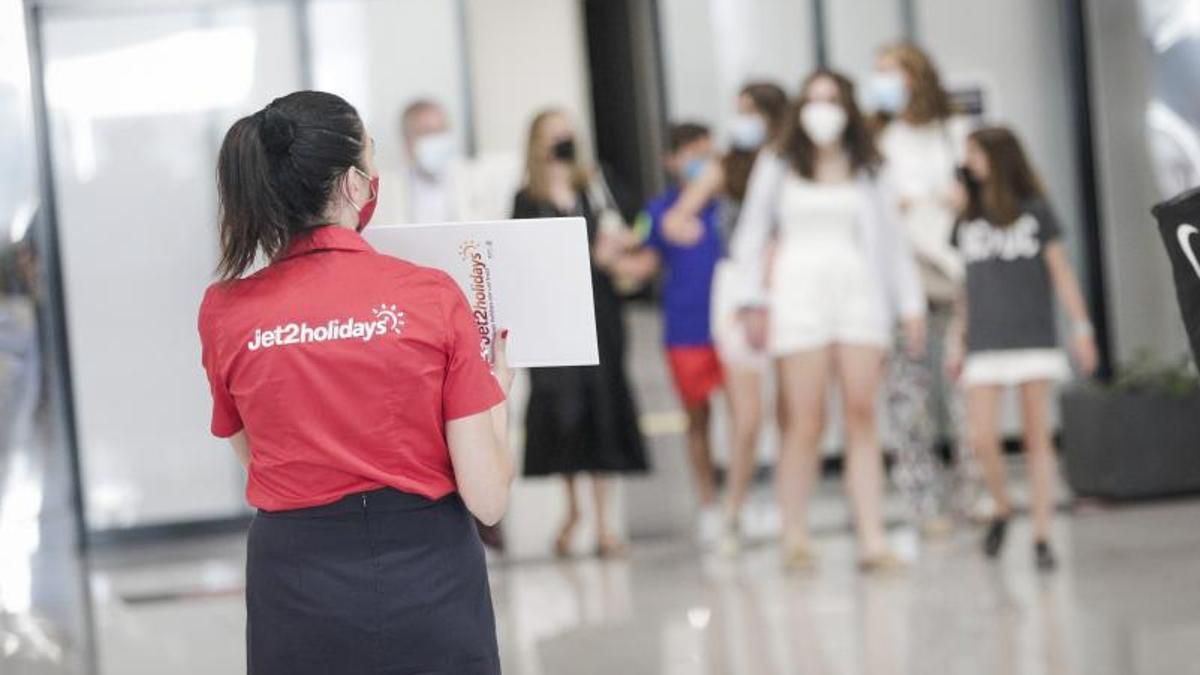 Una trabajadora del TTOO Jet2 Holidays en el aeropuerto de Palma. | MANU MIELNIEZUK