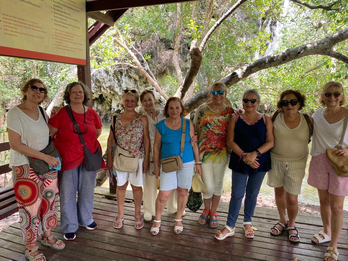 El grupo de amigas que no han podido regresar todavía de Tailandia.