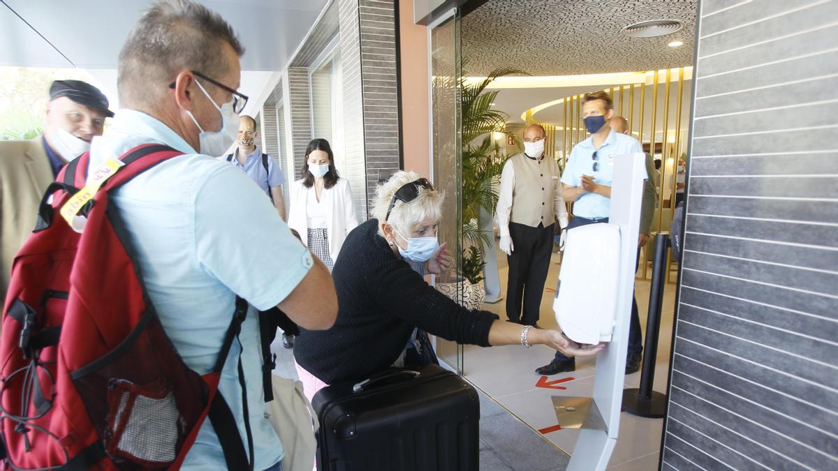 Turistas alemanes entran en un hotel de las Islas Baleares