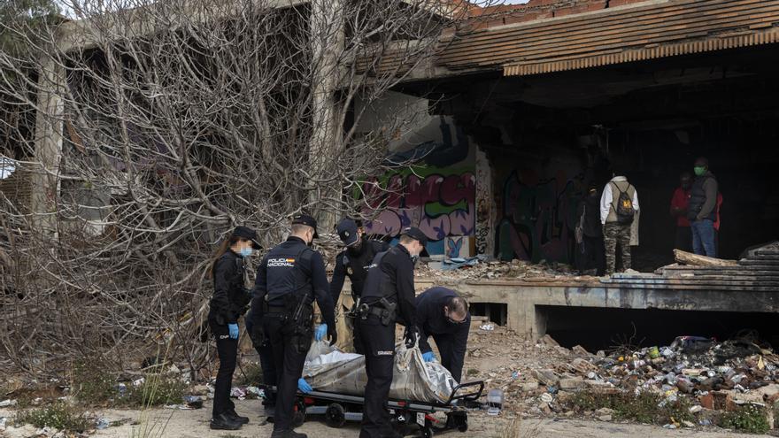 Muere otro temporero sin hogar en una fábrica abandonada de València