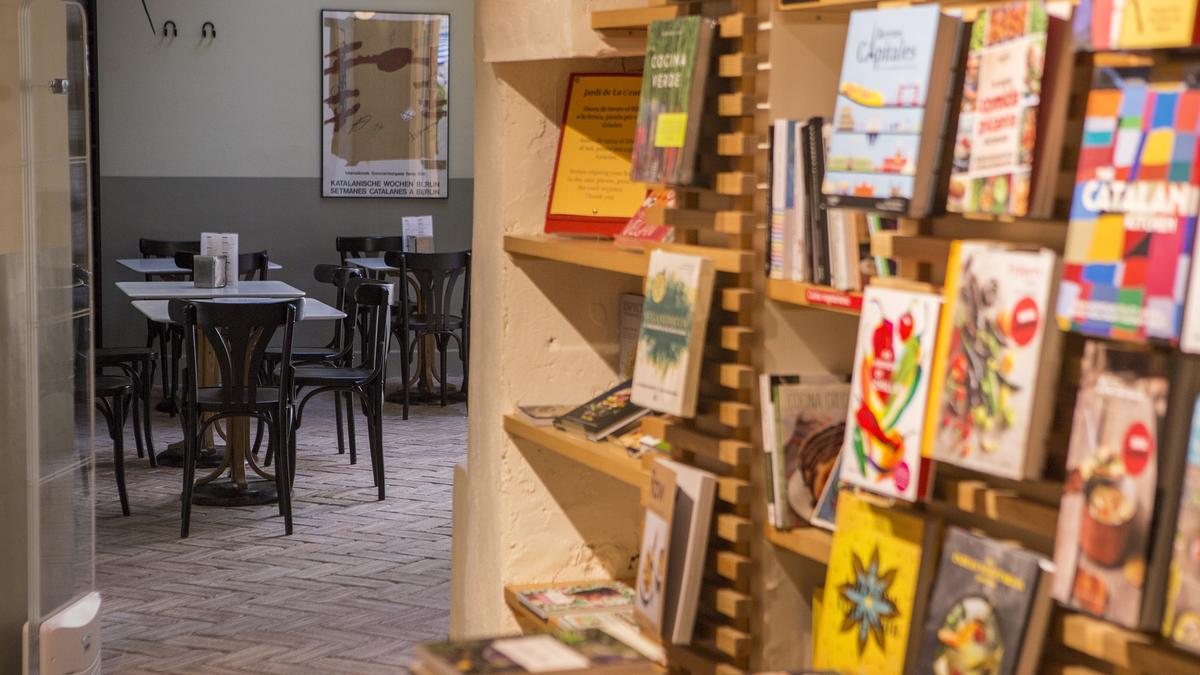 La cafetería de La Central del Raval atrae estudiantes, culturetas y bohemios de todo pelaje