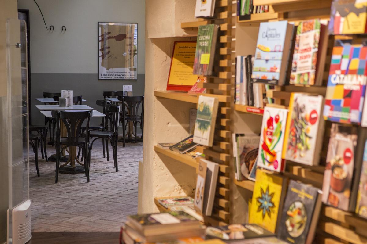 Llibreries de Barcelona que amaguen una cafeteria fantàstica