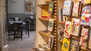 Llibreries de Barcelona que amaguen una cafeteria fantàstica