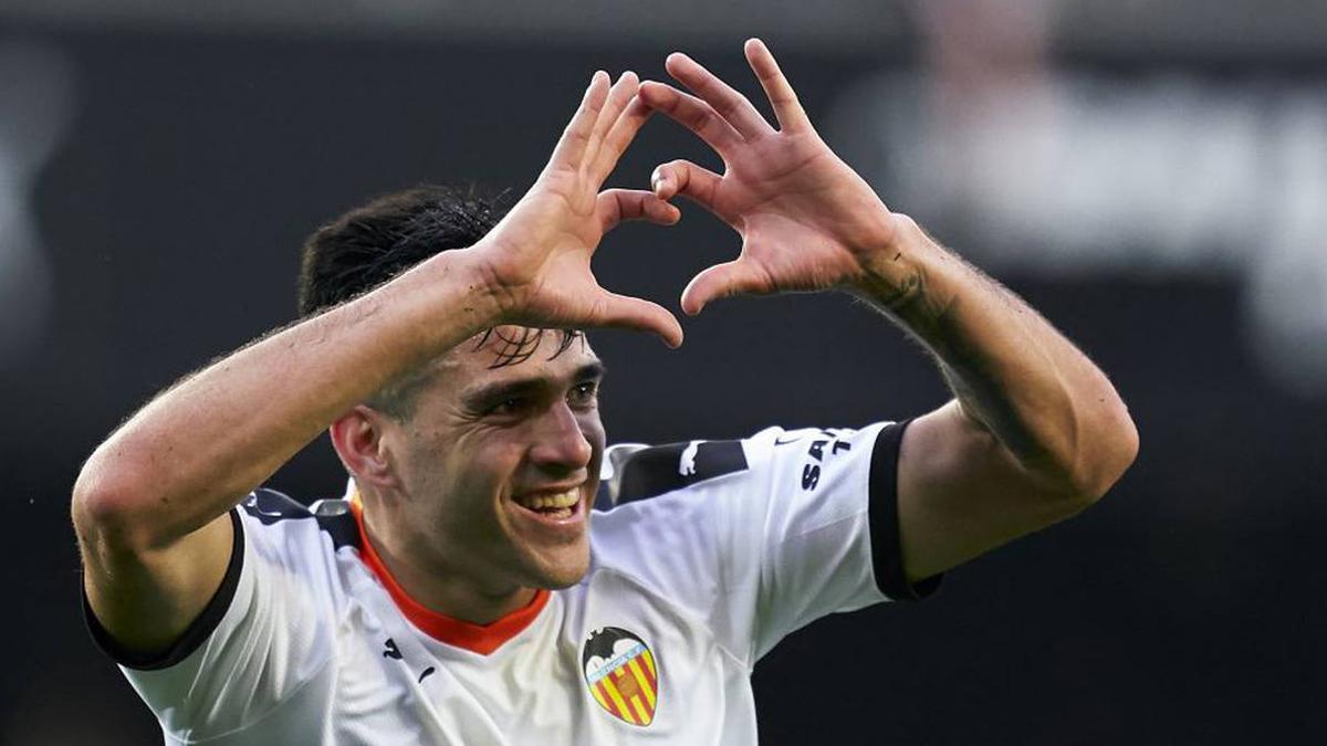 Maxi, celebrando un gol con el Valencia