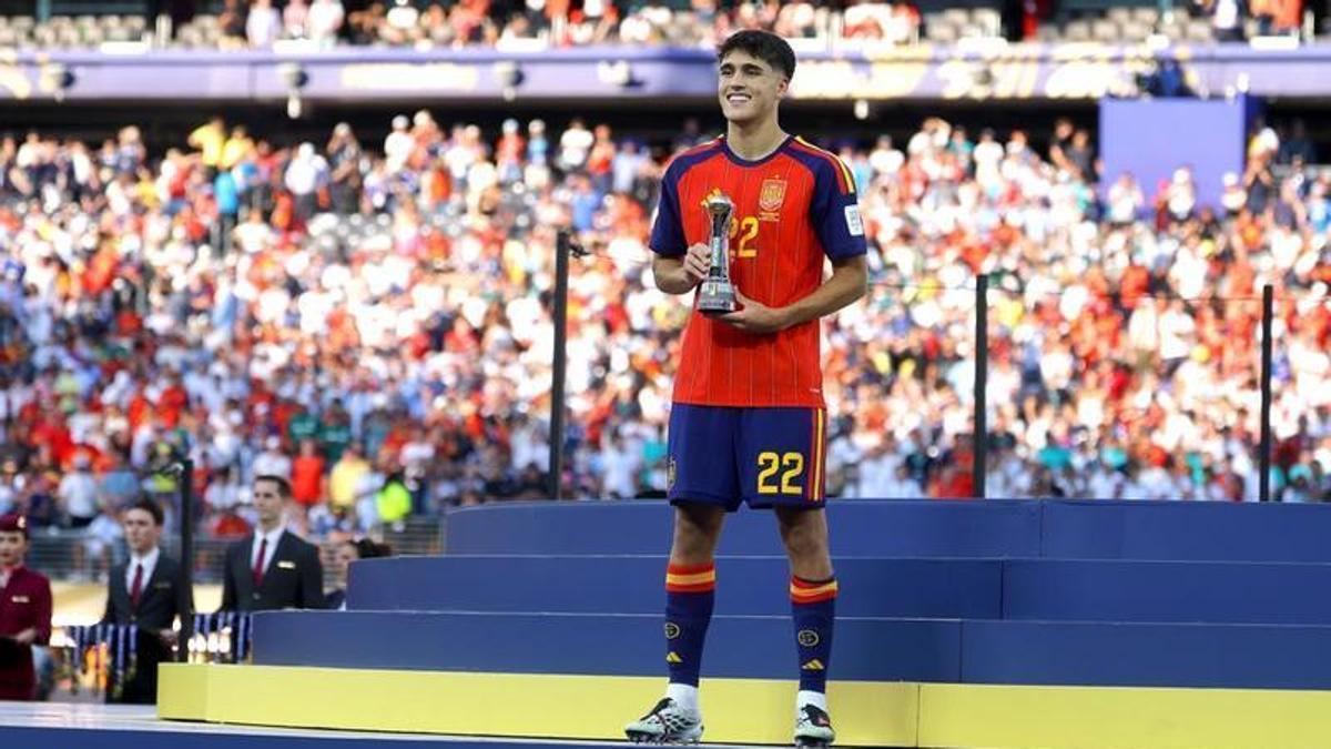 Pau Cubarsí rep el trofeu del millor jugador jove del Mundial.