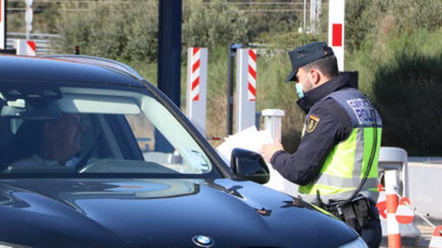 Un agent de la policia espanyola demanant el document que acrediti una PCR negativa a un ciutadà francès.
