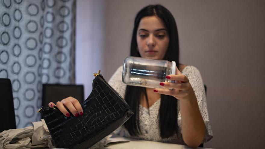 Le pica un escorpión al meter la mano en un bolso que compró online