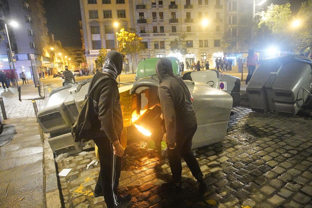 La marxa dels CDRs a Girona acaba amb enfrontaments amb la policia i contenidors cremats