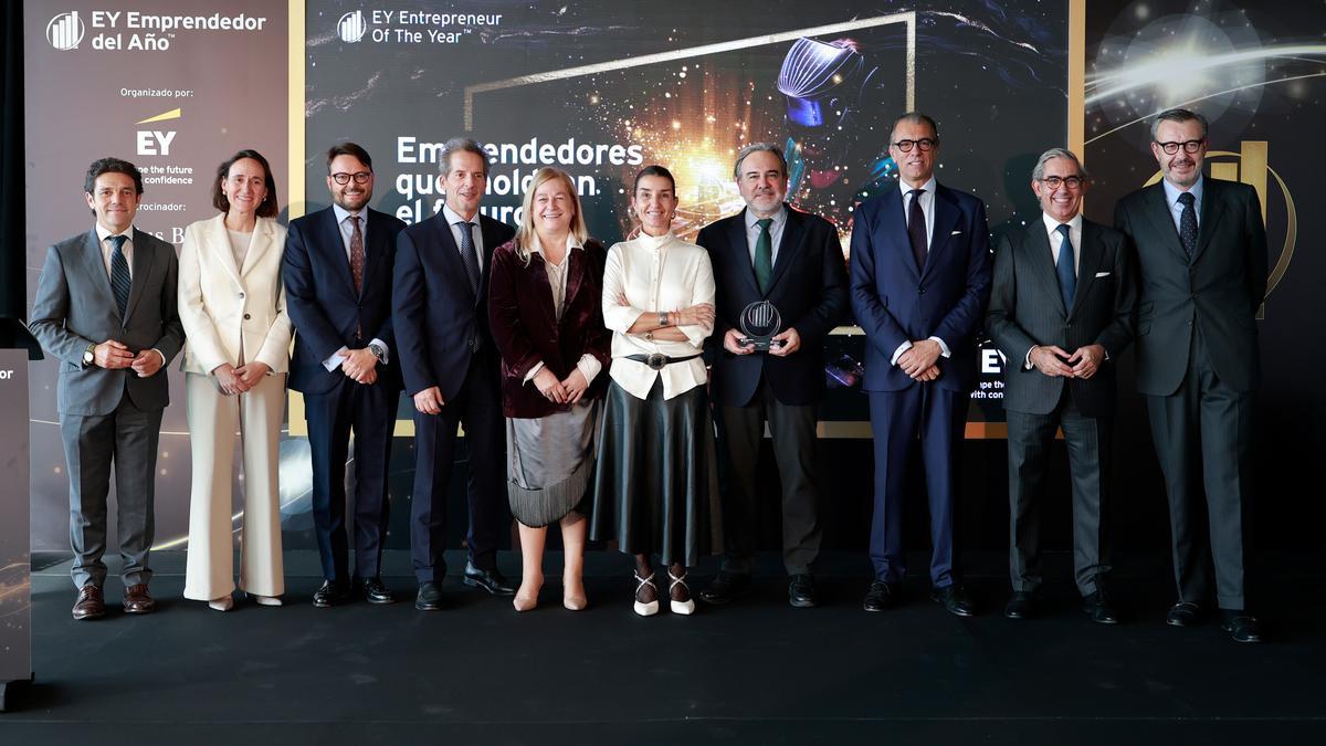 De izquierda a derecha.: Carlos Mundina (concejal de Gestión del Agua de Valencia); Nuria Marsal (IESE); Fernando Díaz Requena (EY); Pedro Oliver (Julius Bär); Amparo Ruiz (EY); Ruth Merino (consellera d’Hisenda i Economía del Govern de la Generalitat Valenciana); Ricardo Martínez (SAV); Ignacio Rel (EY); Adolfo Zunzunegui (EY) y Pablo Sanz (EY).