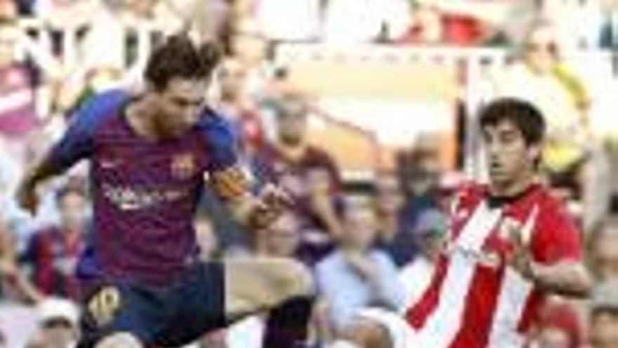 Messi intenta avançar davant l&#039;oposició de Mikel.