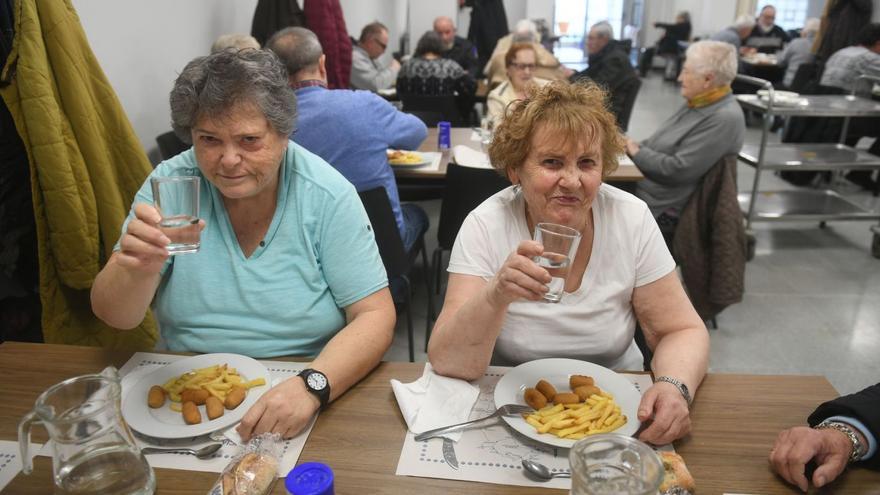 Mercedes Lage y María Luisa Cordal, dos amigas que comen juntas en el comedor social del centro cívico de Monte Alto.   | // CARLOS PARDELLAS