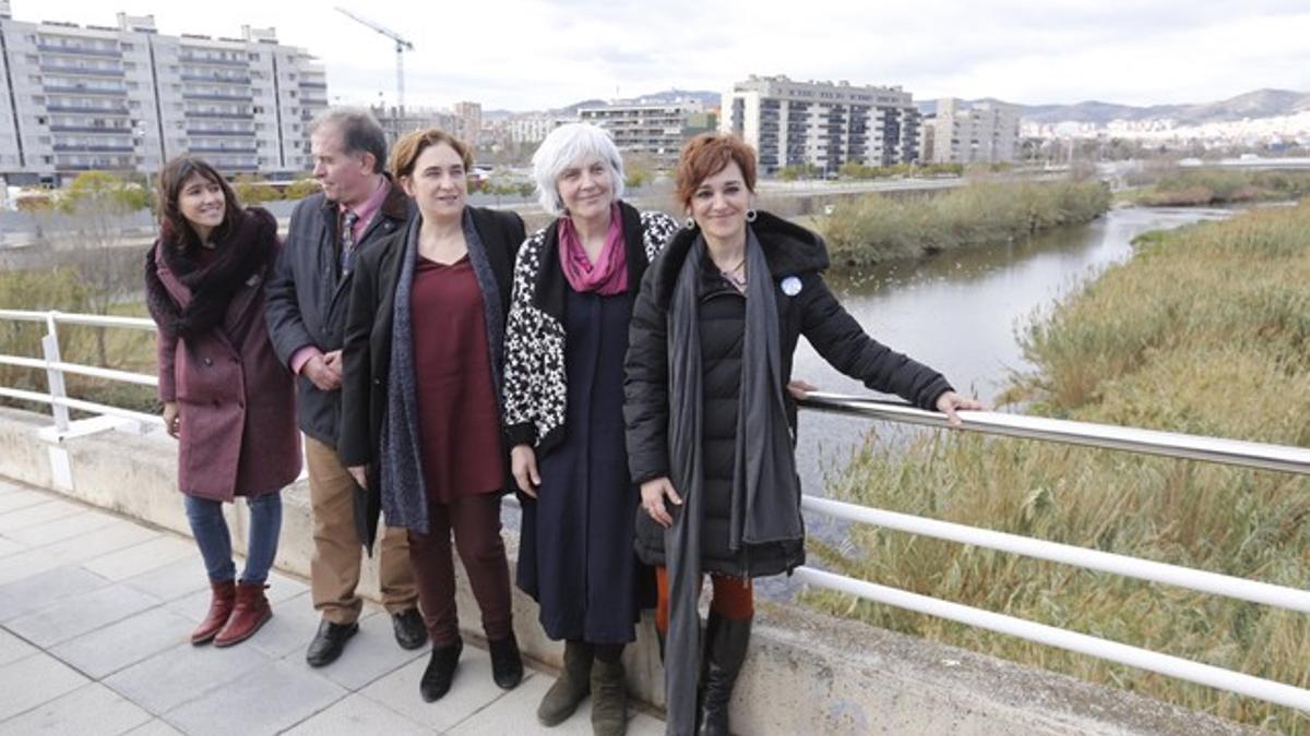 De izquierda a derecha, Parlon, Callau, Colau, Sabater y Campos, en un puente junto al río Besòs, en Sant Adrià.