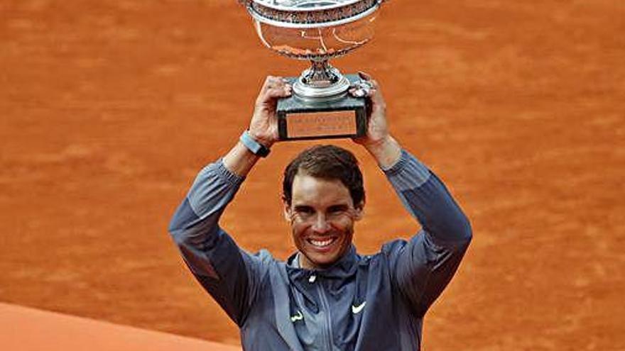 Rafa Nadal aixeca el dotzè trofeu de Roland Garros.