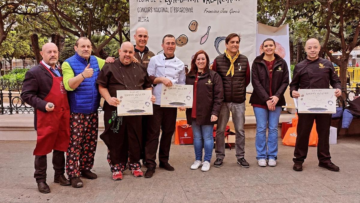 Los restauradores premiados, junto a las autoridades locales.