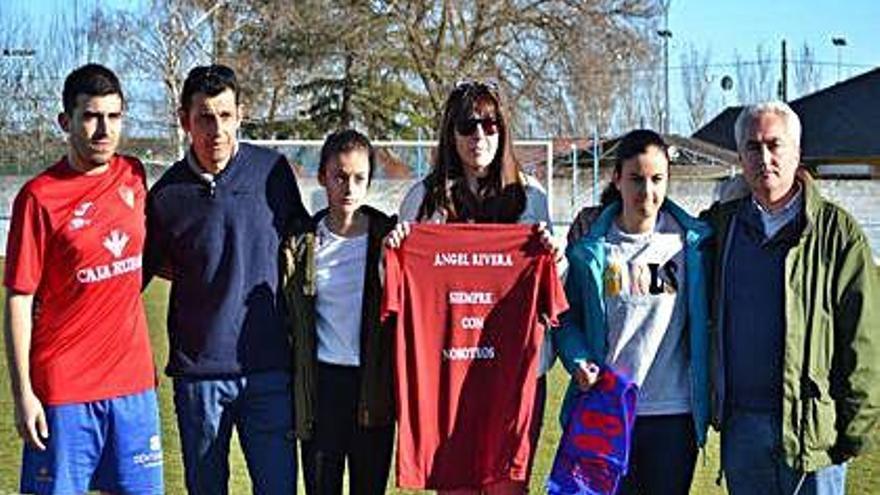 El Benavente hace entrega de una camiseta a los familiare de Rivera.