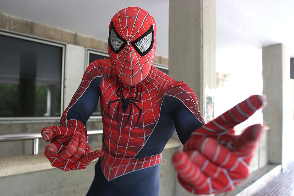 Eduardo Rodríguez recorre las plantas de oncología vestido de Spiderman.