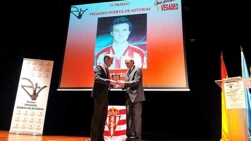 Premio sportinguista en Vegadeo para el médico de la selección Óscar Celada