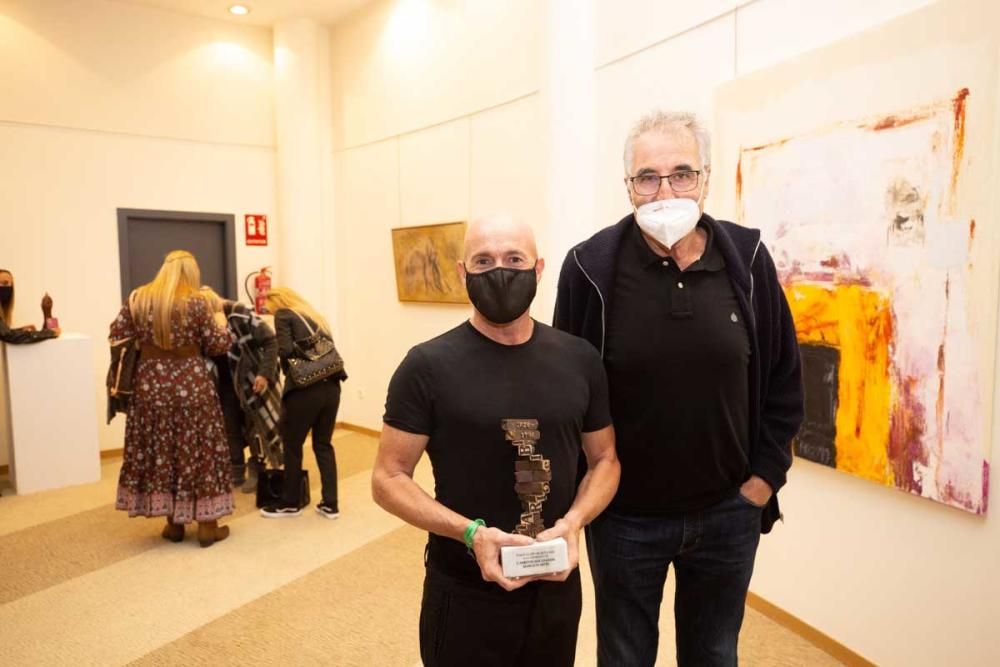 Marco Martín, impulsor de Carritos Solidarios, posa junto a Joan Sillero, presidente de la Associació de Voluntaris d'Eivissa.