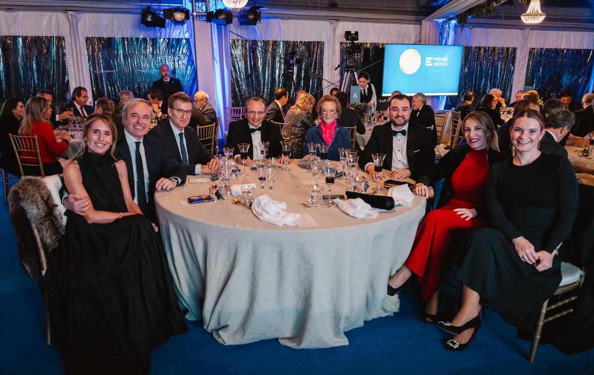 De izquierda a derecha, Ana Blasco; Jorge Azcón, presidente del Gobierno de Aragón; Alberto Núñez Feijóo, presidente del Partido Popular; Javier Moll, presidente de Prensa Ibérica; Arantza Sarasola, vicepresidenta de Prensa Ibérica; Adrián Barbón, presidente del Principado de Asturias; María Guardiola, presidenta de la Junta de Extremadura, y Marga Prohens, presidenta del Gobierno de Baleares.