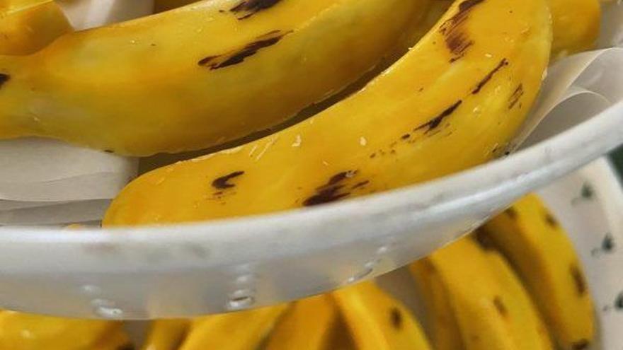 Bombón con forma de plátano elaborado por la confitería.