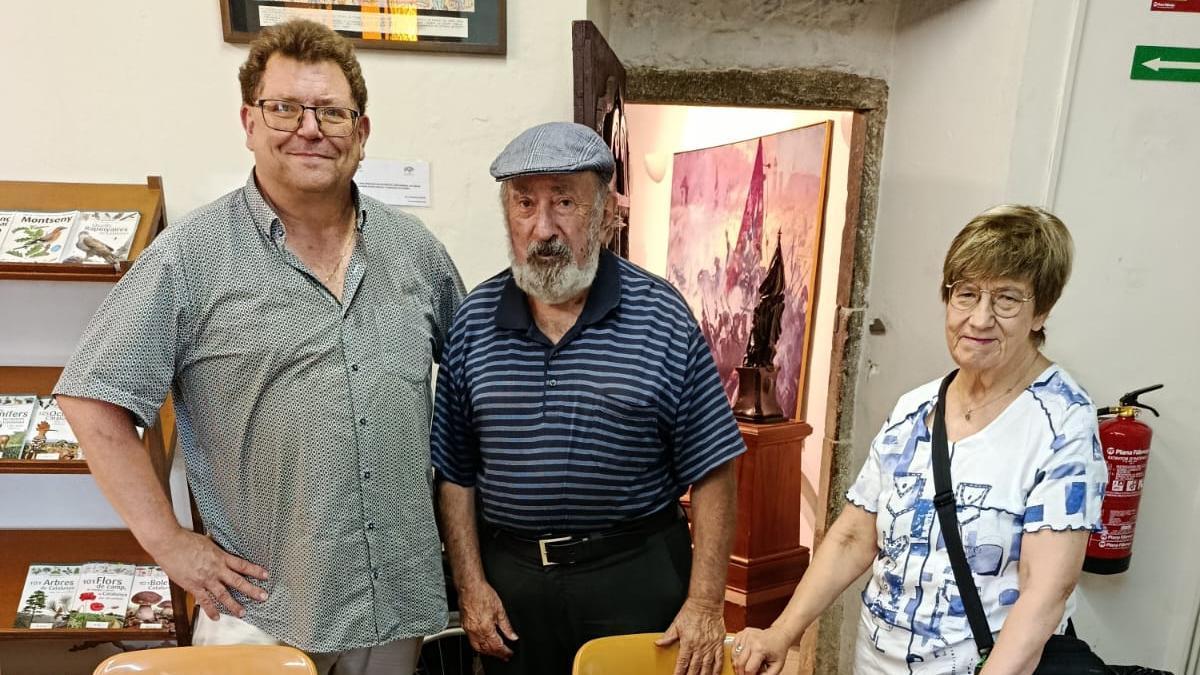 Al mig, Josep M. Mata-Perelló, durant l'entrega del material bibliogràfic