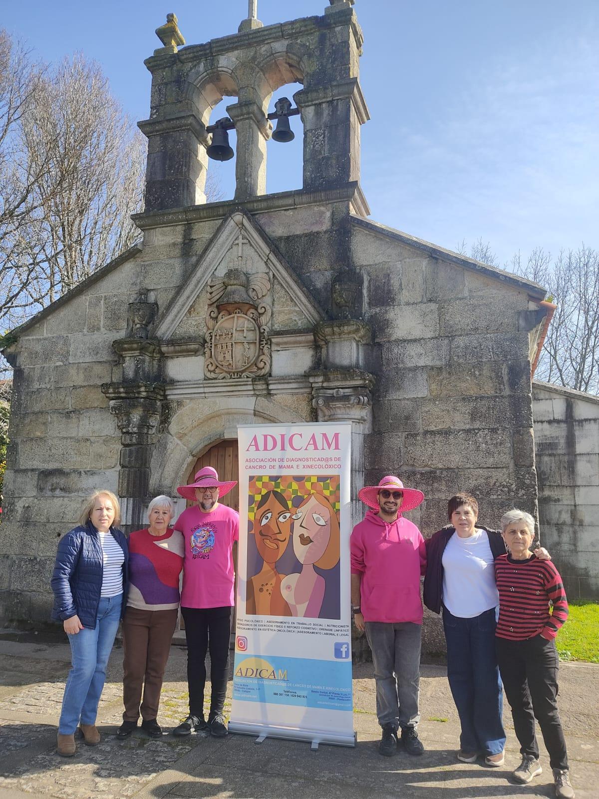 Representantes de Adicam y de murgas en la presentación del festival ante la Capela do Hospital.
