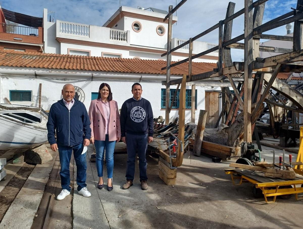 Noelia Losada, concejala de Cultura, junto a Alfonso Sánchez Guitard y el representante de la Asociación Rebalaje, Manuel Benavides.