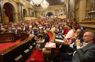 El Parlament desafía al Constitucional en un clima de tensión