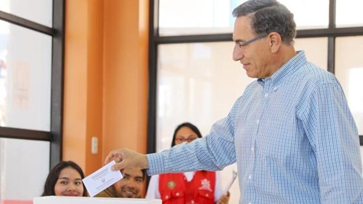 El presidente peruano, MartIn Vizcarra, en el momento de depositar su voto en las legislativas.