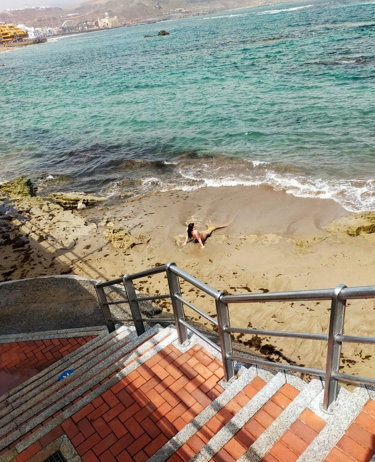 Mujer caracterizada como una sirenita en Las Canteras este jueves, 23 de julio de 2026