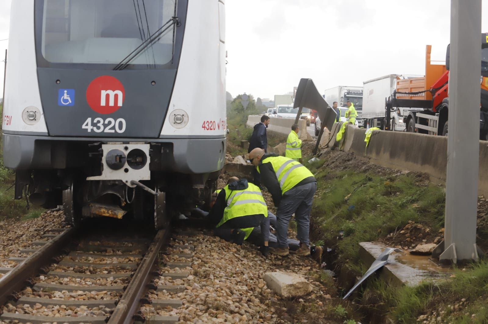 Sin línea de metro y la A-7 cortada tras el choque de un camión con un muro en l'Alcúdia