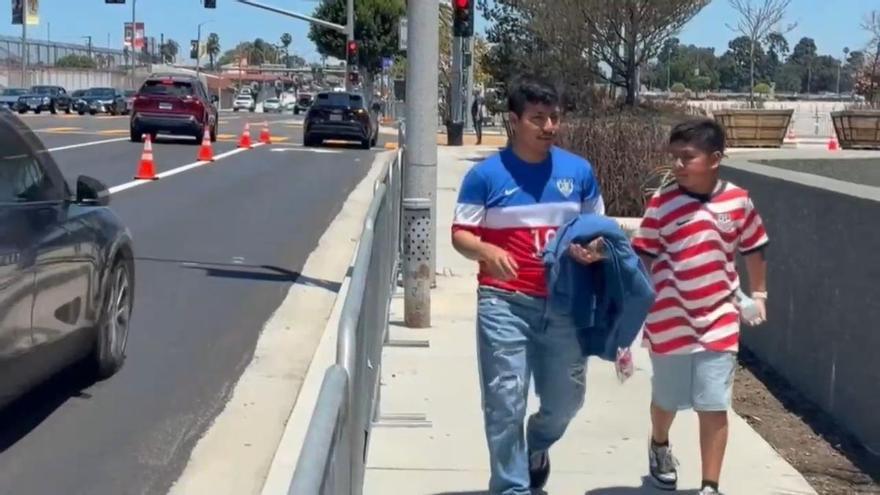 Aficionados de EE.UU y Paraguay esperan a las afueras del estadio de Los Ángeles