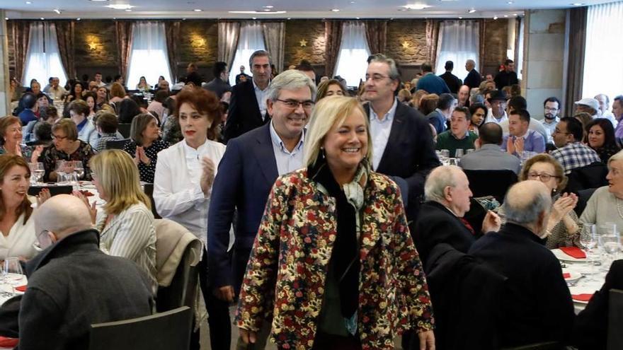 Mercedes Fernández, seguida por Mariano Marín, ayer, en la comida de Navidad del PP de Gijón.