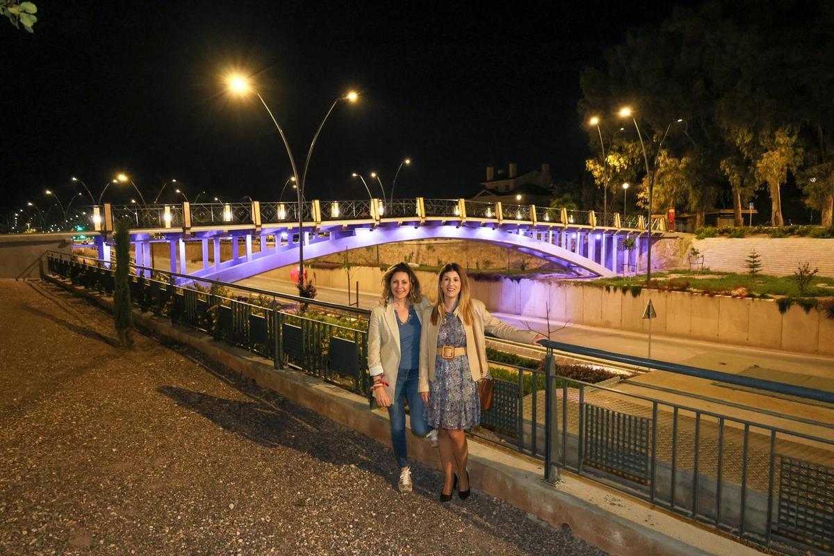 Las ediles Rosa Medina y Mari Huertas García en el primer encendido del puente.