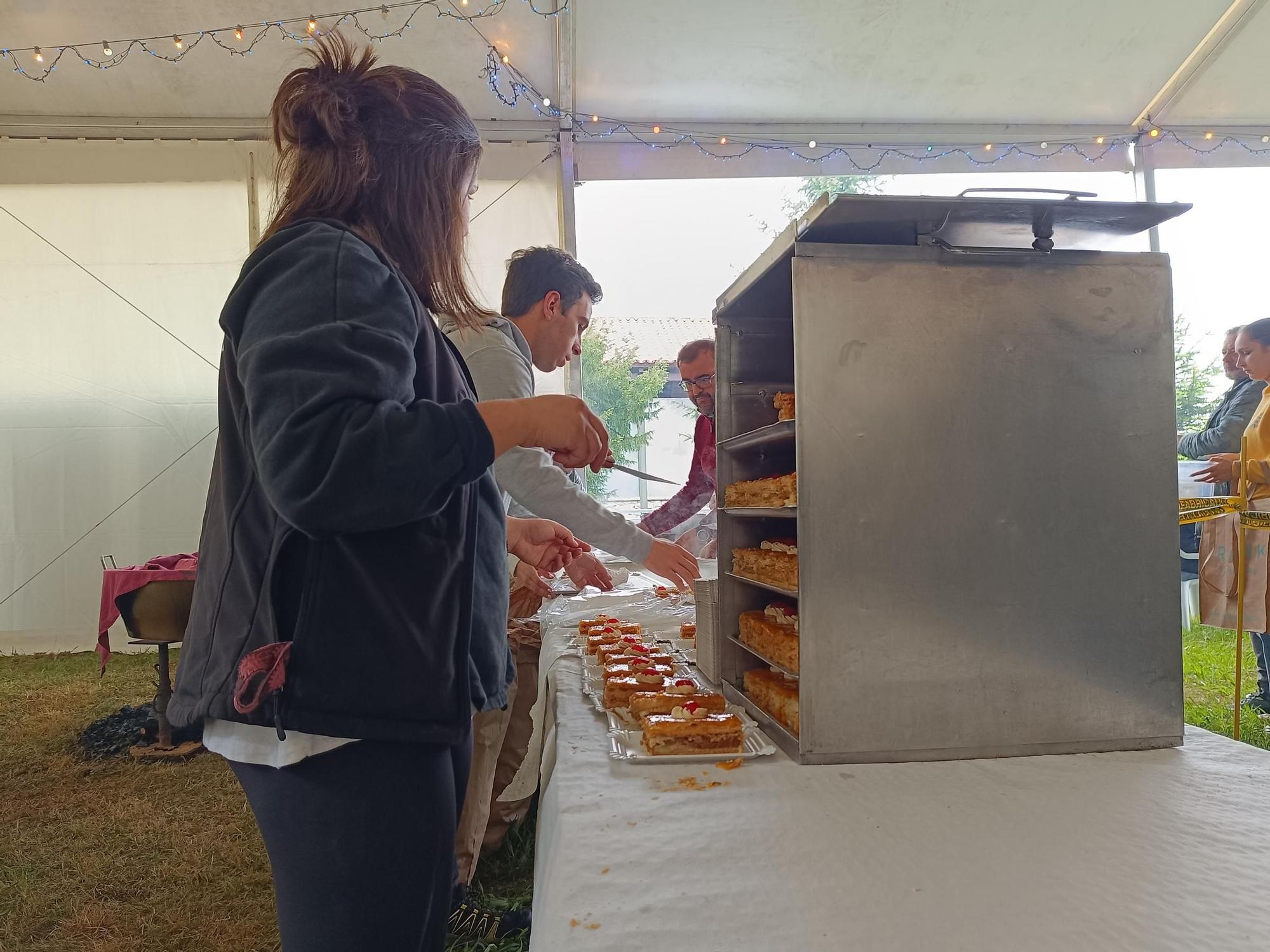 Compartiendo mesa y mantel en las fiestas de Meres, en Siero