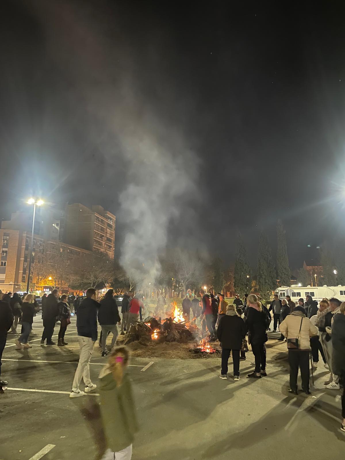 En imágenes | Los barrios de Casablanca y San Juan de Mozarrifar prenden sus hogueras de San Antón