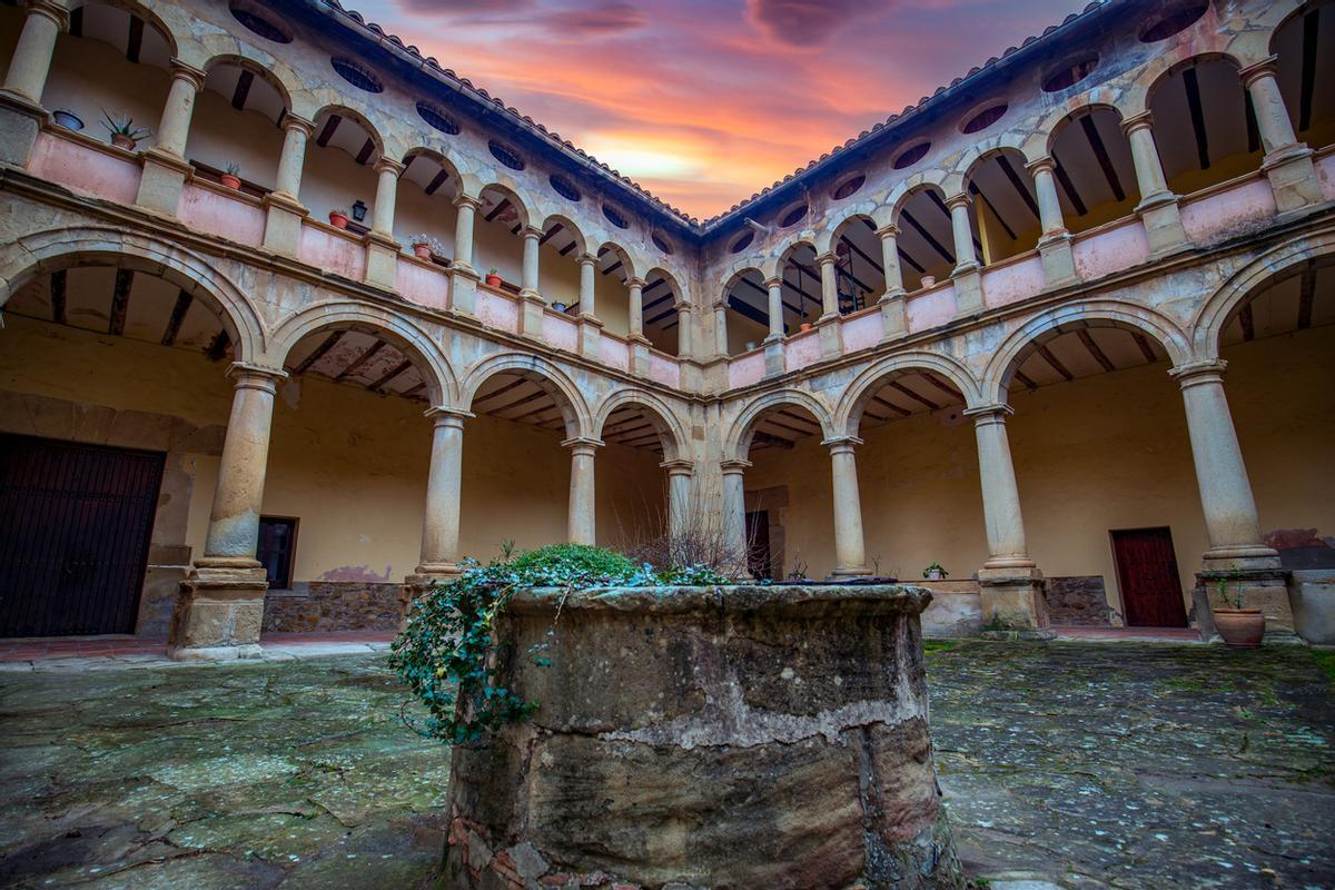 Claustro renacentista del antiguo convento carmelita en Rubielos de Mora
